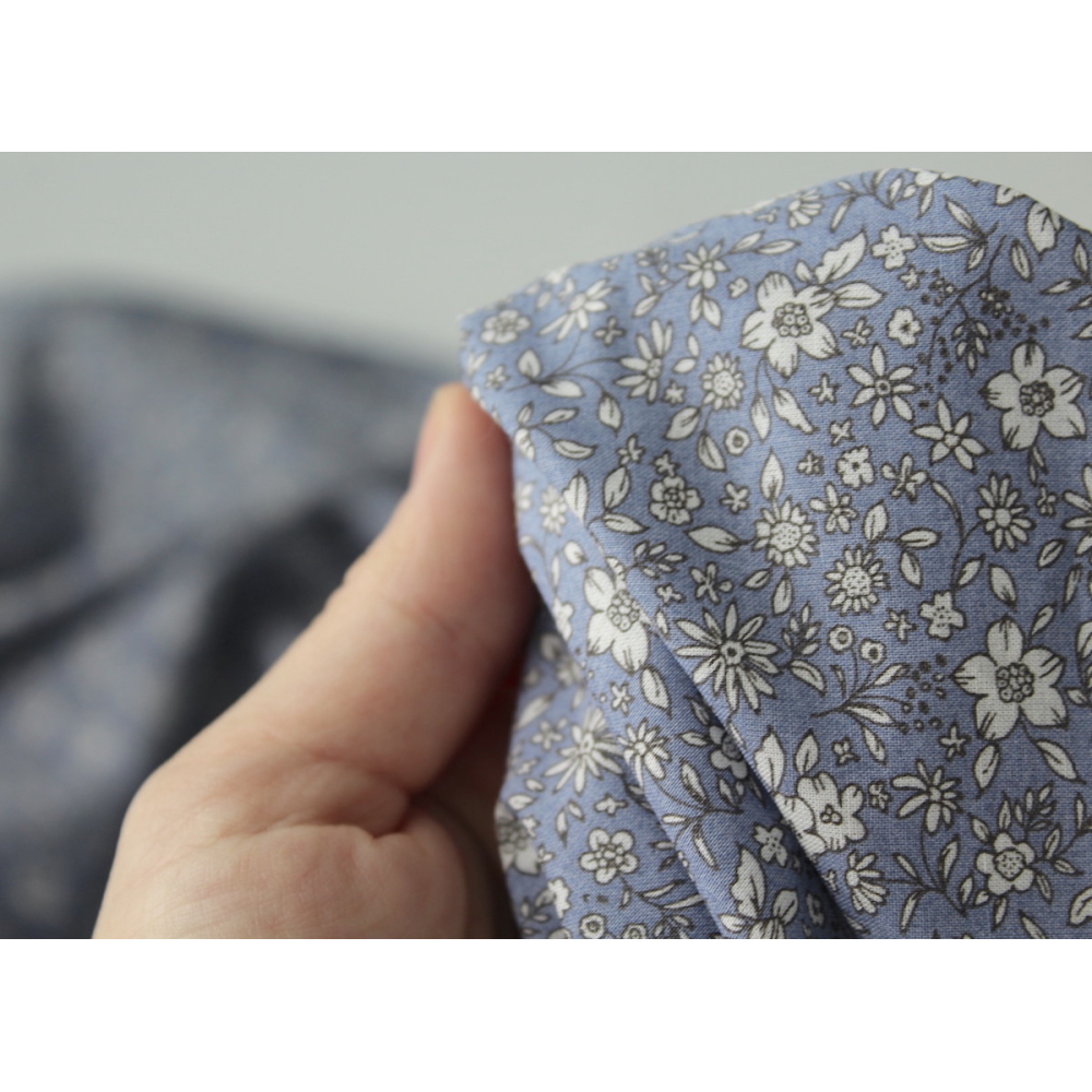 Carmen - Batiste de coton bio SILKYNE à imprimé fleuri fond bleu vénitien