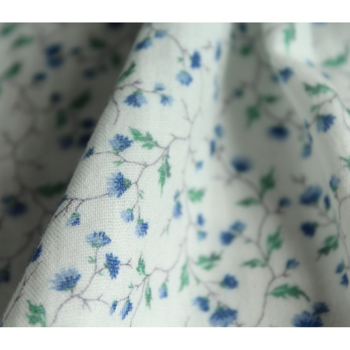 Double gaze de coton lisse à branchage et fleurs bleues