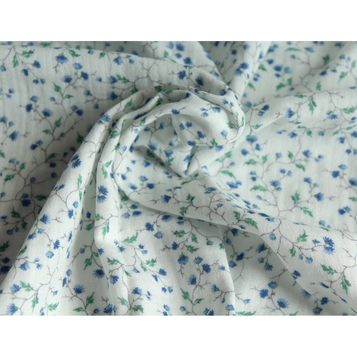 Double gaze de coton lisse à branchage et fleurs bleues