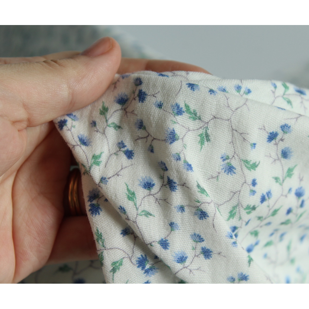 Double gaze de coton lisse à branchage et fleurs bleues