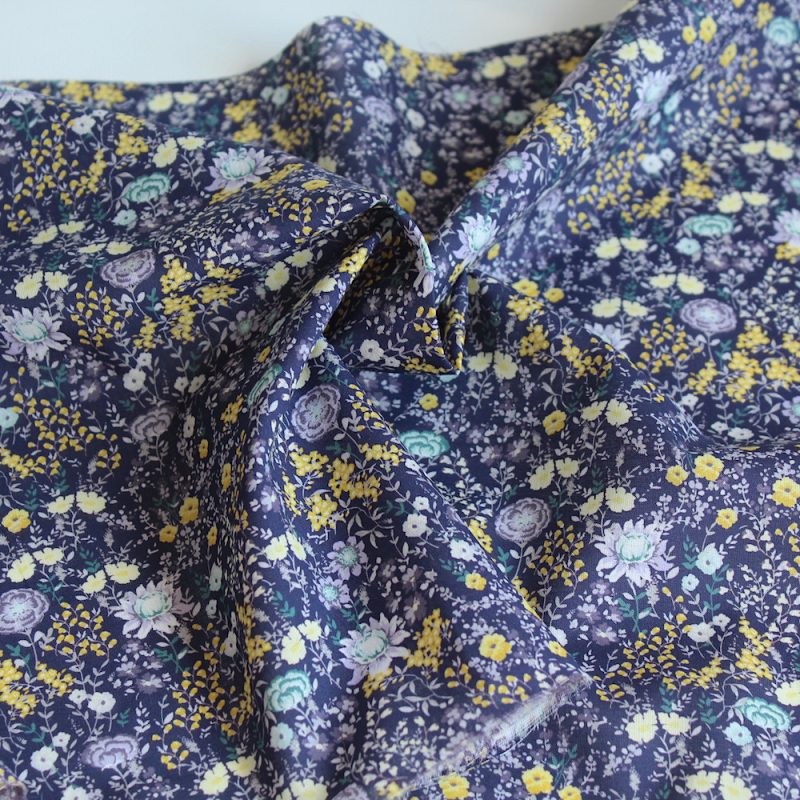 Serena - Batiste de coton bio SILKYNE à imprimé fleuri fond aubergine