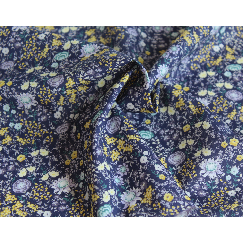 Serena - Batiste de coton bio SILKYNE à imprimé fleuri fond aubergine