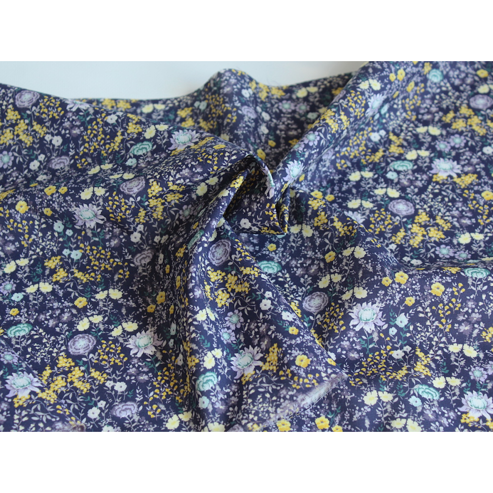 Serena - Batiste de coton bio SILKYNE à imprimé fleuri fond aubergine