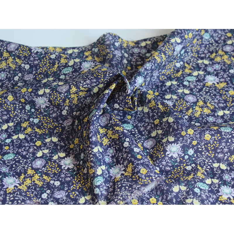 Serena - Batiste de coton bio SILKYNE à imprimé fleuri fond aubergine