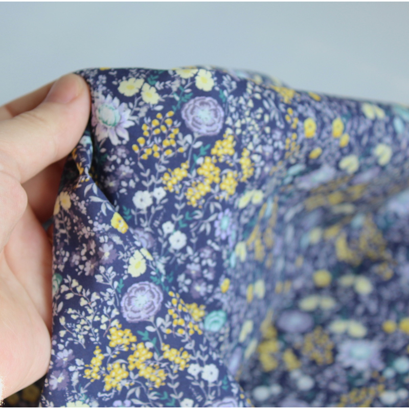 Serena - Batiste de coton bio SILKYNE à imprimé fleuri fond aubergine