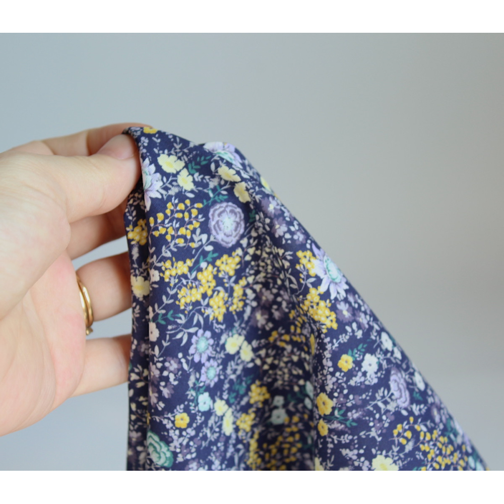 Serena - Batiste de coton bio SILKYNE à imprimé fleuri fond aubergine