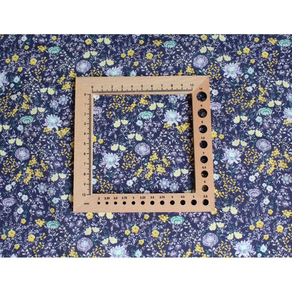 Serena - Batiste de coton bio SILKYNE à imprimé fleuri fond aubergine