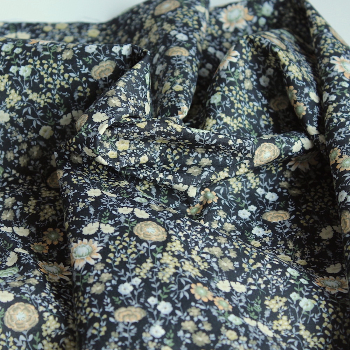 Serena - Batiste de coton bio SILKYNE à imprimé fleuri fond noire