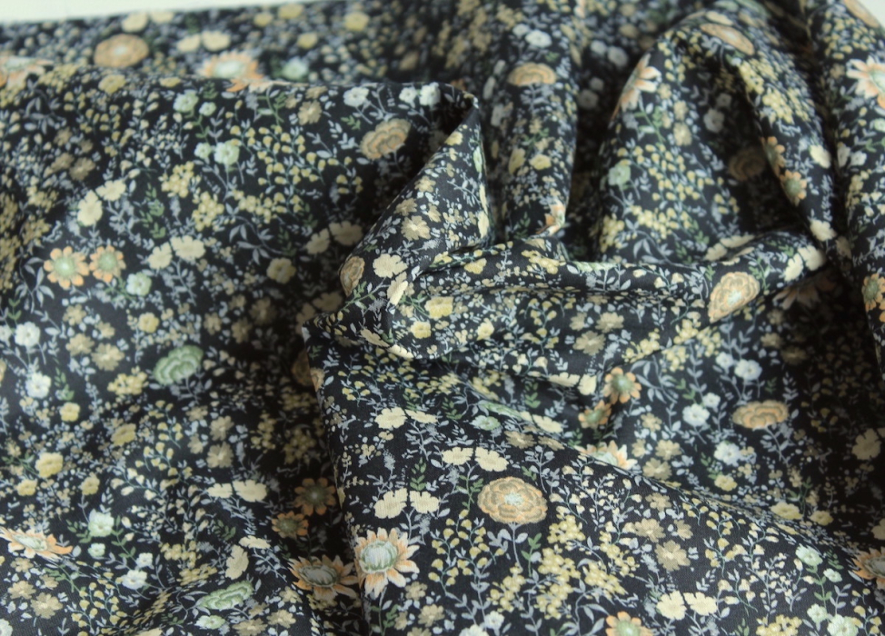 Serena - Batiste de coton bio SILKYNE à imprimé fleuri fond noire