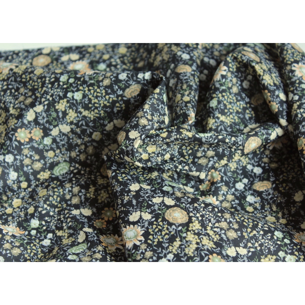 Serena - Batiste de coton bio SILKYNE à imprimé fleuri fond noire