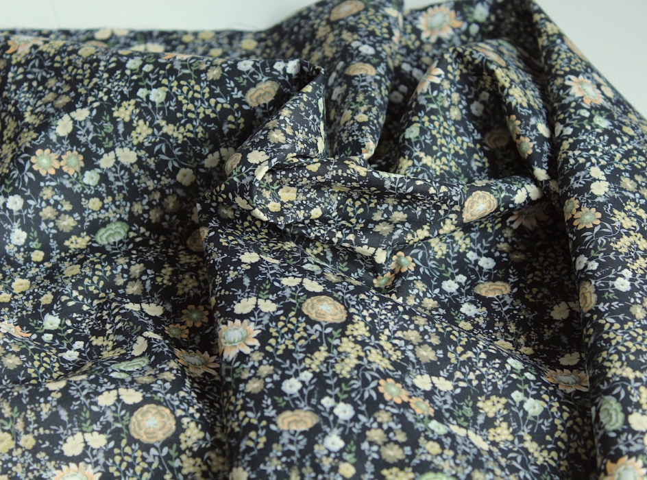 Serena - Batiste de coton bio SILKYNE à imprimé fleuri fond noire