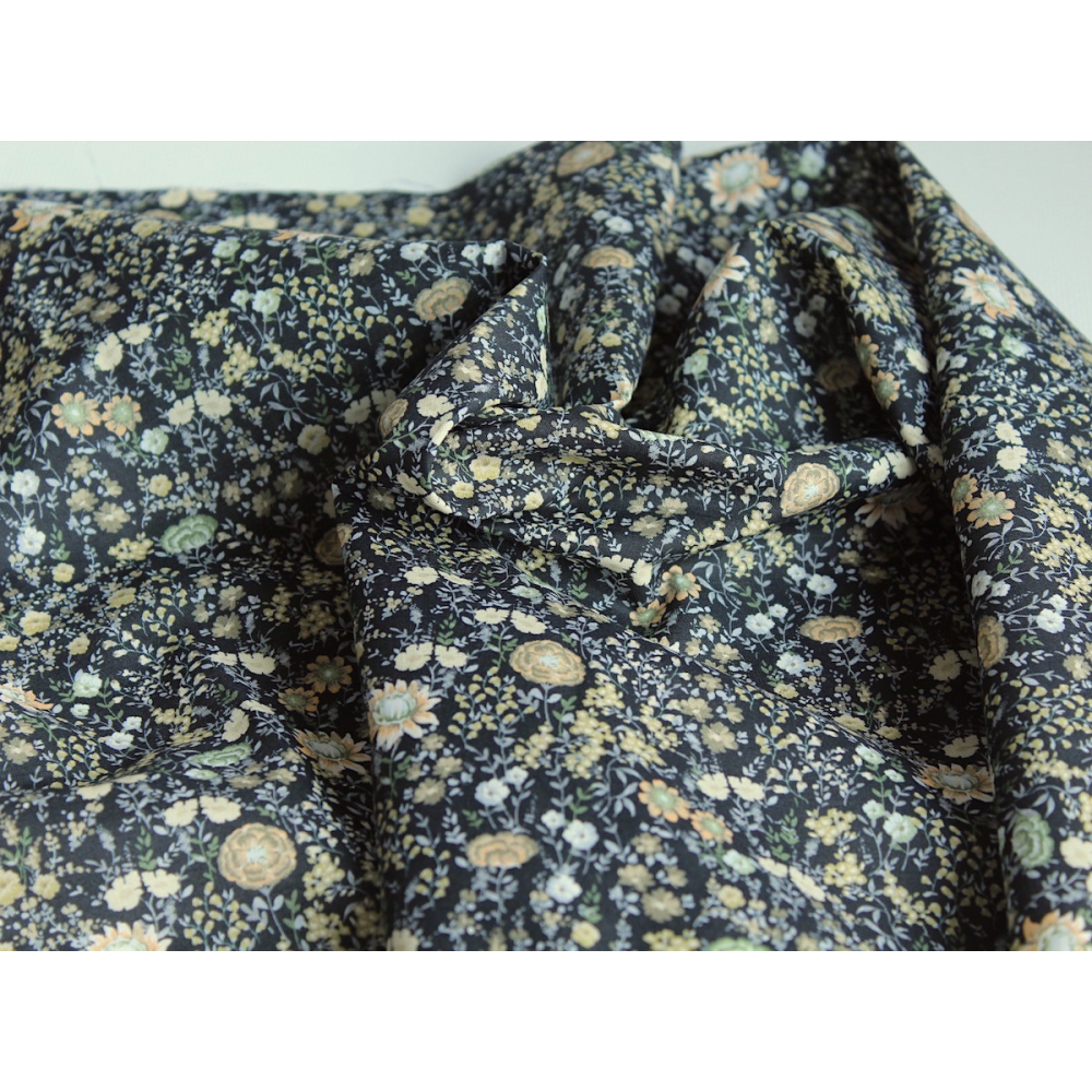 Serena - Batiste de coton bio SILKYNE à imprimé fleuri fond noire