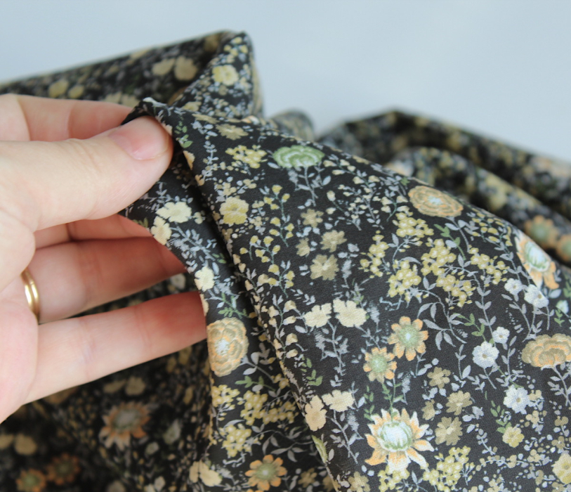 Serena - Batiste de coton bio SILKYNE à imprimé fleuri fond noire