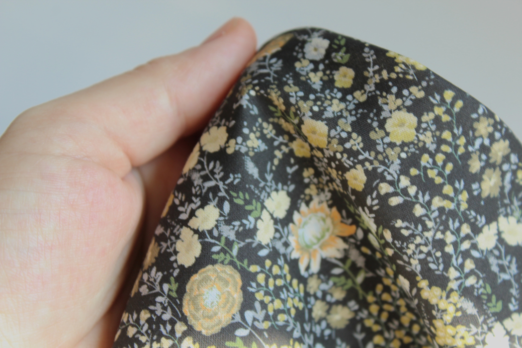 Serena - Batiste de coton bio SILKYNE à imprimé fleuri fond noire