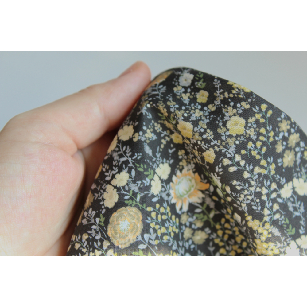 Serena - Batiste de coton bio SILKYNE à imprimé fleuri fond noire