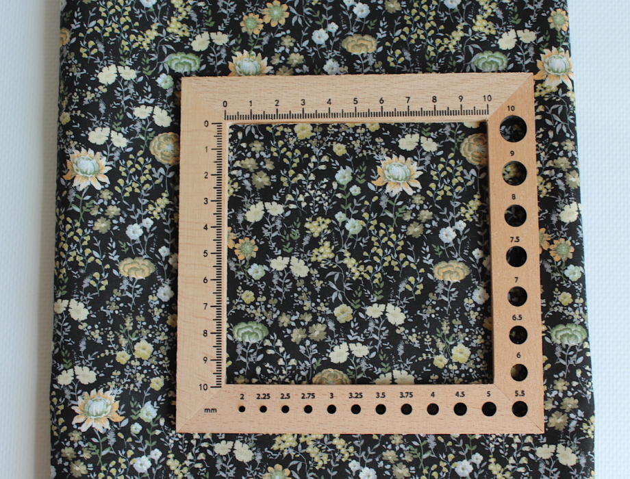 Serena - Batiste de coton bio SILKYNE à imprimé fleuri fond noire