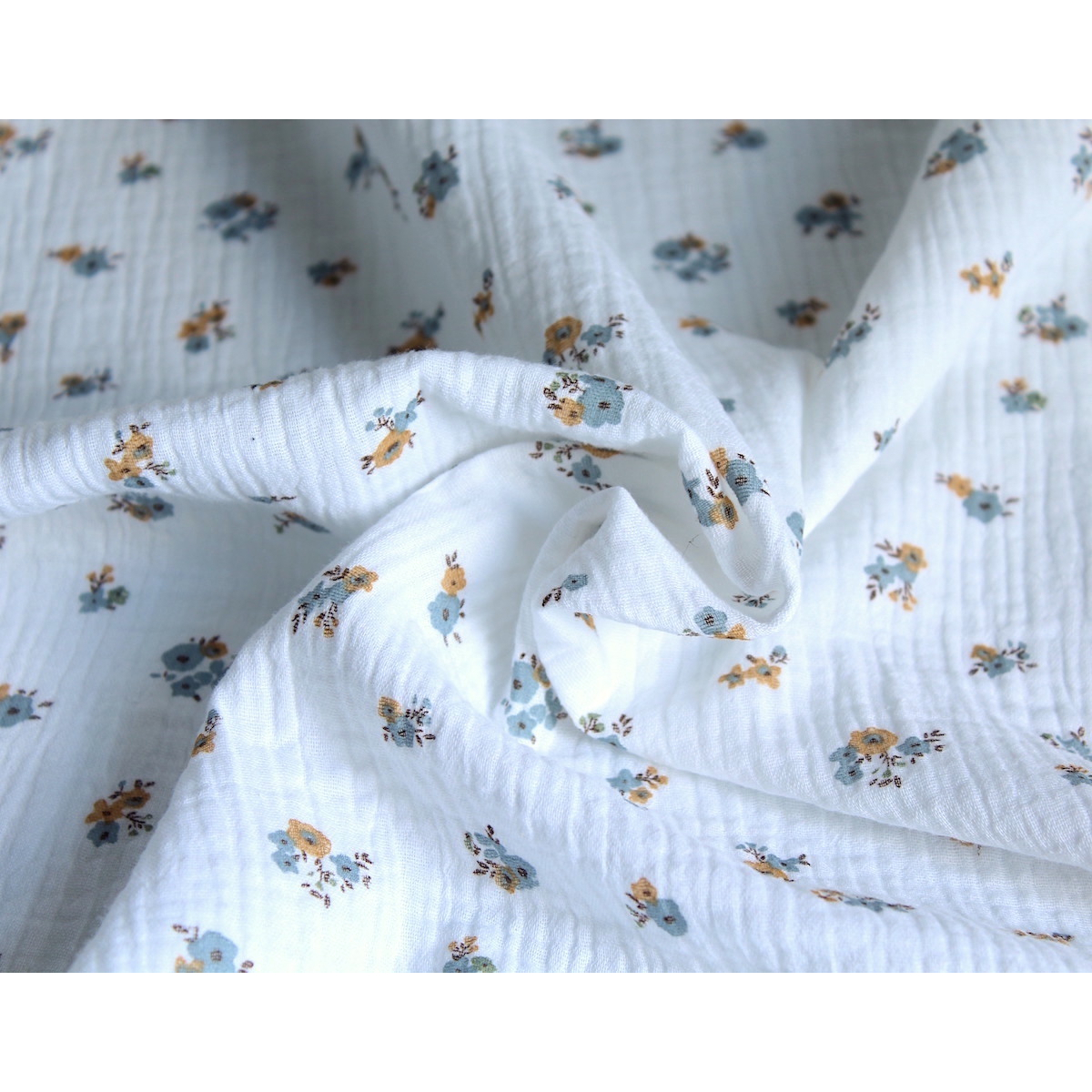 Double gaze de coton Hope blanc motifs fleuris Double gaze de coton Hope blanc motifs fleuris