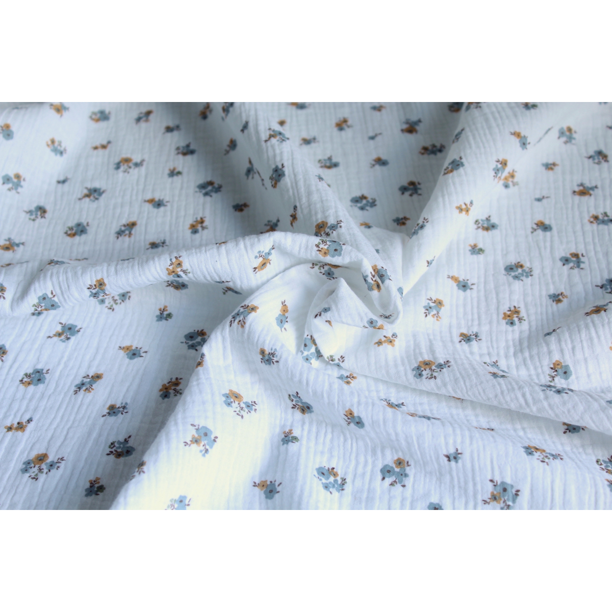Double gaze de coton Hope blanc motifs fleuris Double gaze de coton Hope blanc motifs fleuris