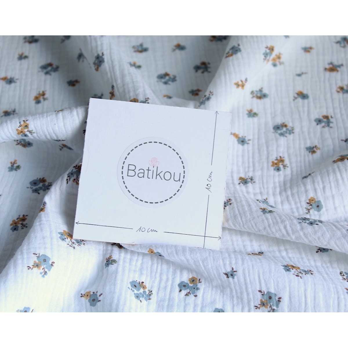Double gaze de coton Hope blanc motifs fleuris Double gaze de coton Hope blanc motifs fleuris