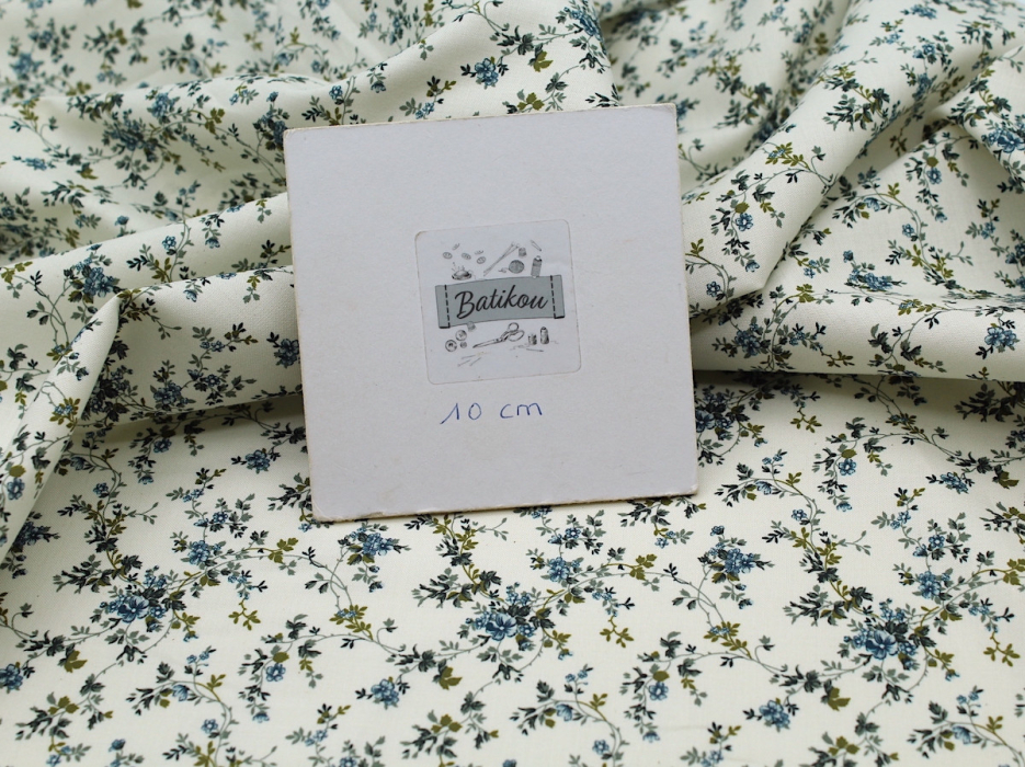 Popeline fine et douce coton organique fond ivoire imprimé fleuri bleu vert