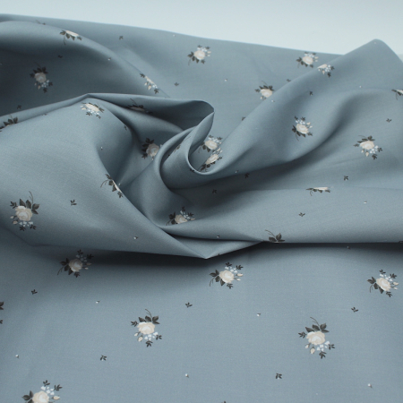 Coton satiné motif Lily exclusif Batikou fond bleu grisé Coton satiné motif Lily exclusif Batikou fond bleu grisé