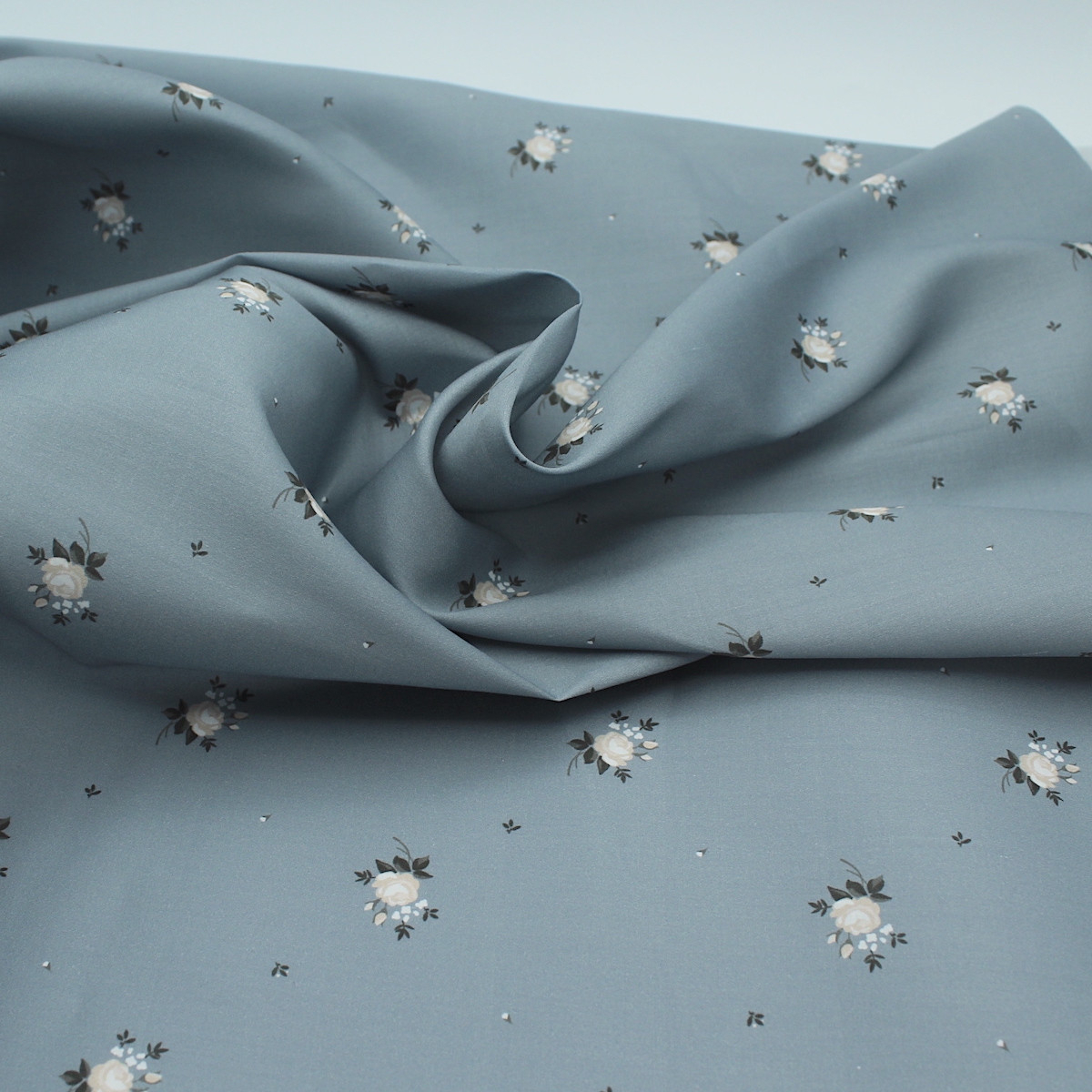 Coton satiné motif Lily exclusif Batikou fond bleu grisé Coton satiné motif Lily exclusif Batikou fond bleu grisé