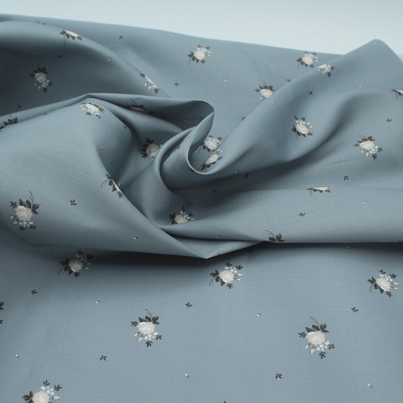 Coton satiné motif Lily exclusif Batikou fond bleu grisé