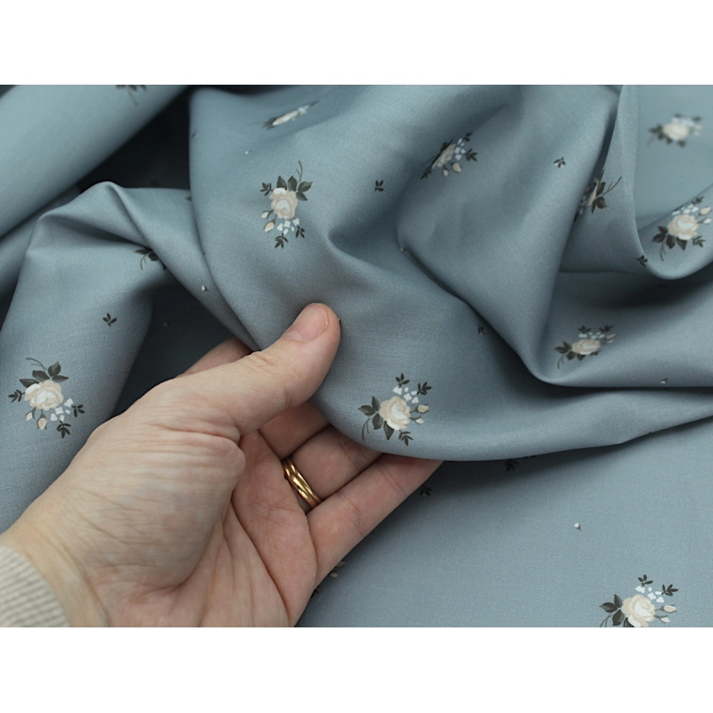 Coton satiné motif Lily exclusif Batikou fond bleu grisé