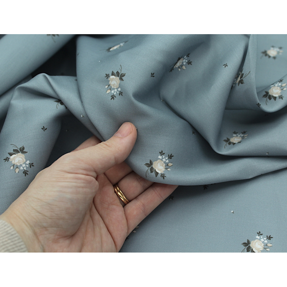 Coton satiné motif Lily exclusif Batikou fond bleu grisé