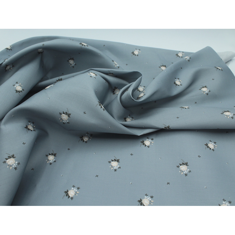 Coton satiné motif Lily exclusif Batikou fond bleu grisé