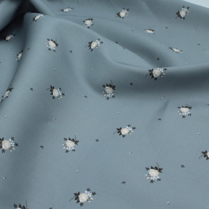 Coton satiné motif Lily exclusif Batikou fond bleu grisé