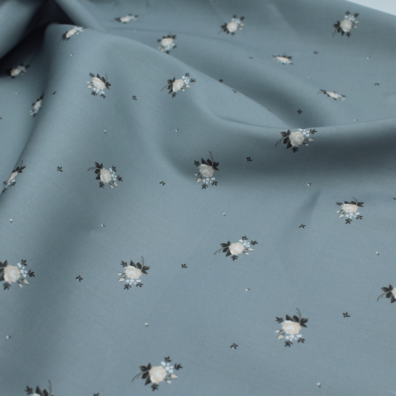 Coton satiné motif Lily exclusif Batikou fond bleu grisé
