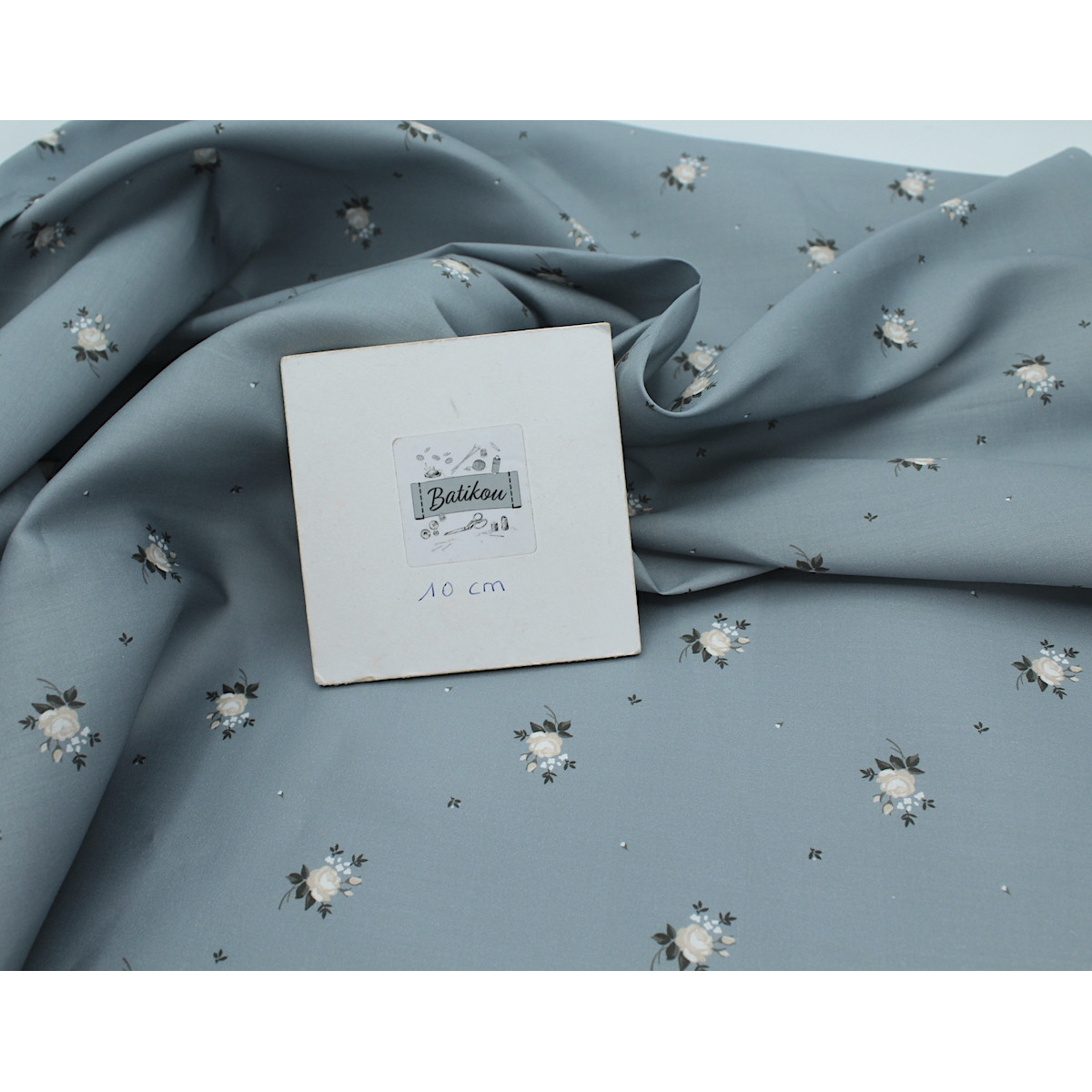 Coton satiné motif Lily exclusif Batikou fond bleu grisé Coton satiné motif Lily exclusif Batikou fond bleu grisé