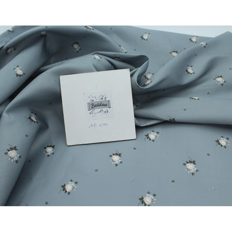 Coton satiné motif Lily exclusif Batikou fond bleu grisé