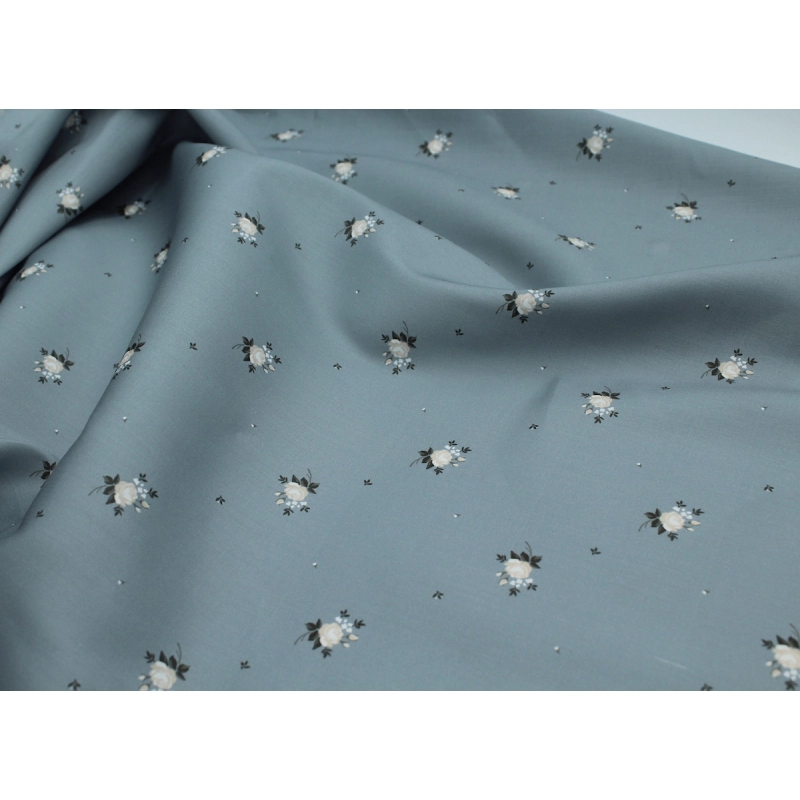 Coton satiné motif Lily exclusif Batikou fond bleu grisé
