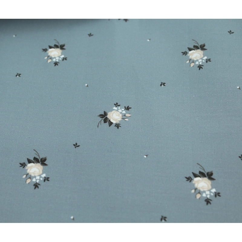 Coton satiné motif Lily exclusif Batikou fond bleu grisé