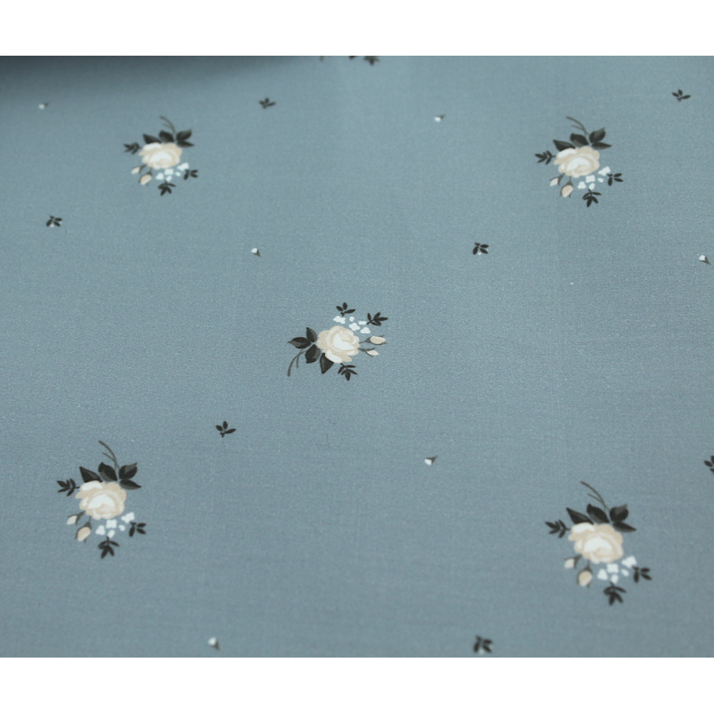 Coton satiné motif Lily exclusif Batikou fond bleu grisé