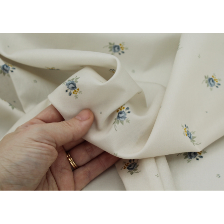 Coton satiné motif Lily exclusif Batikou fond crème Coton satiné motif Lily exclusif Batikou fond crème