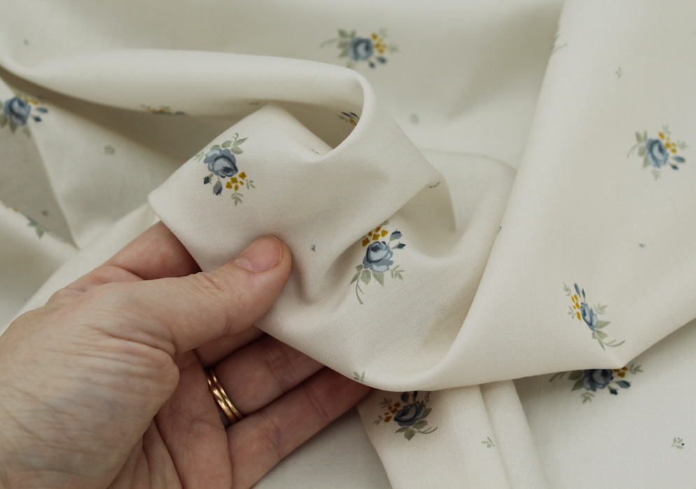 Coton satiné motif Lily exclusif Batikou fond crème