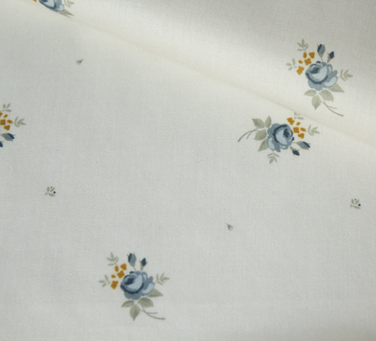 Coton satiné motif Lily exclusif Batikou fond crème