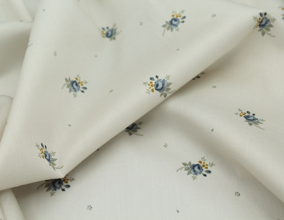 Coton satiné motif Lily exclusif Batikou fond crème