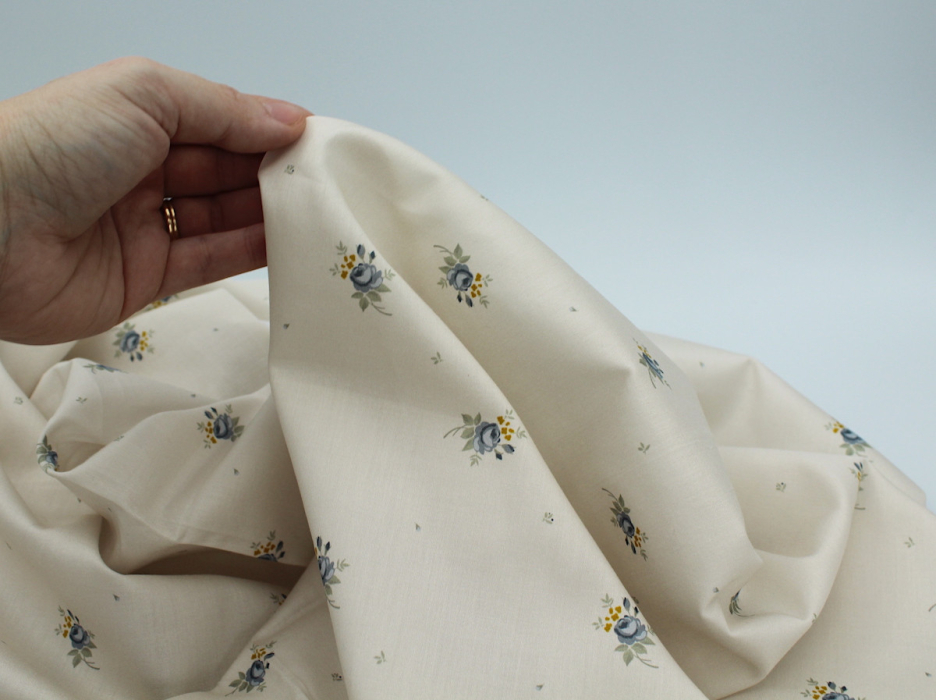 Coton satiné motif Lily exclusif Batikou fond crème