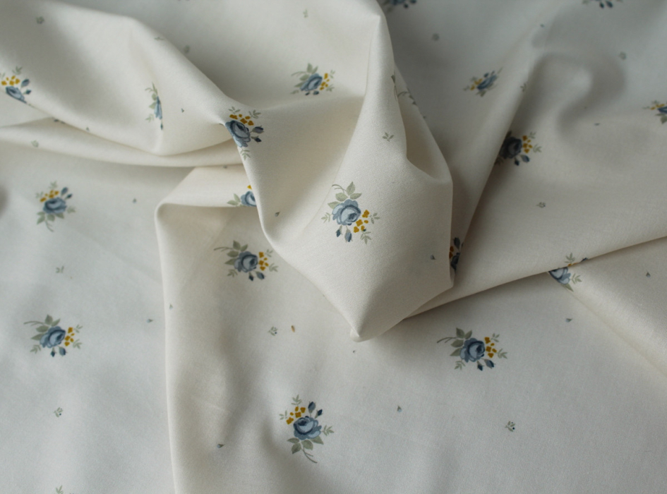 Coton satiné motif Lily exclusif Batikou fond crème