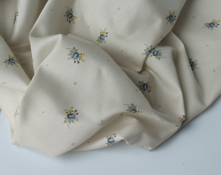 Coton satiné motif Lily exclusif Batikou fond crème