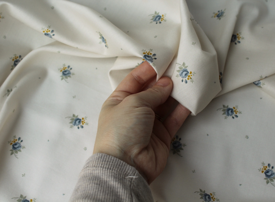 Coton satiné motif Lily exclusif Batikou fond crème