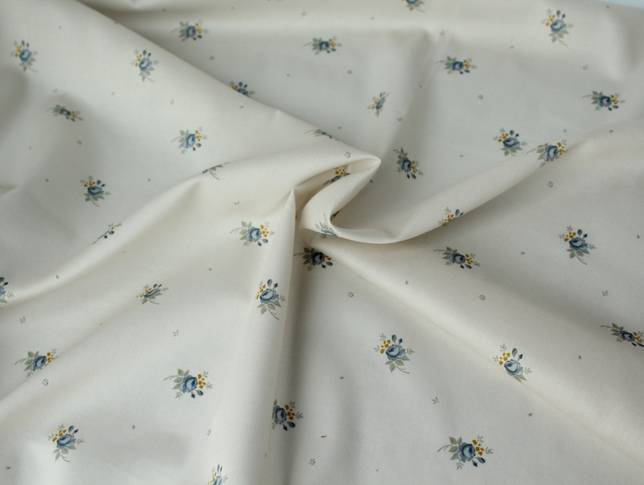 Coton satiné motif Lily exclusif Batikou fond crème