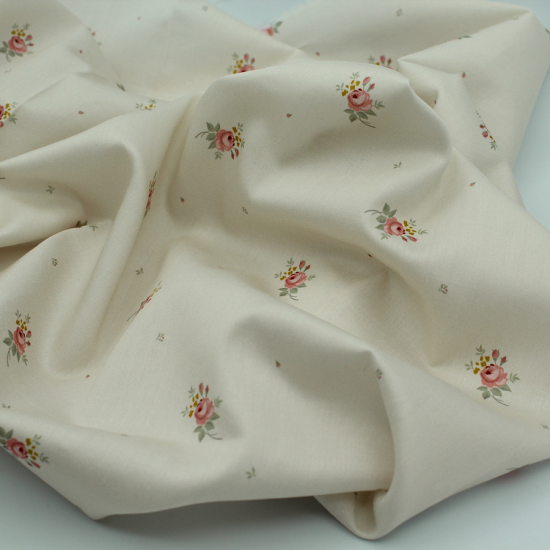 Coton satiné motif Lily exclusif Batikou fond crème