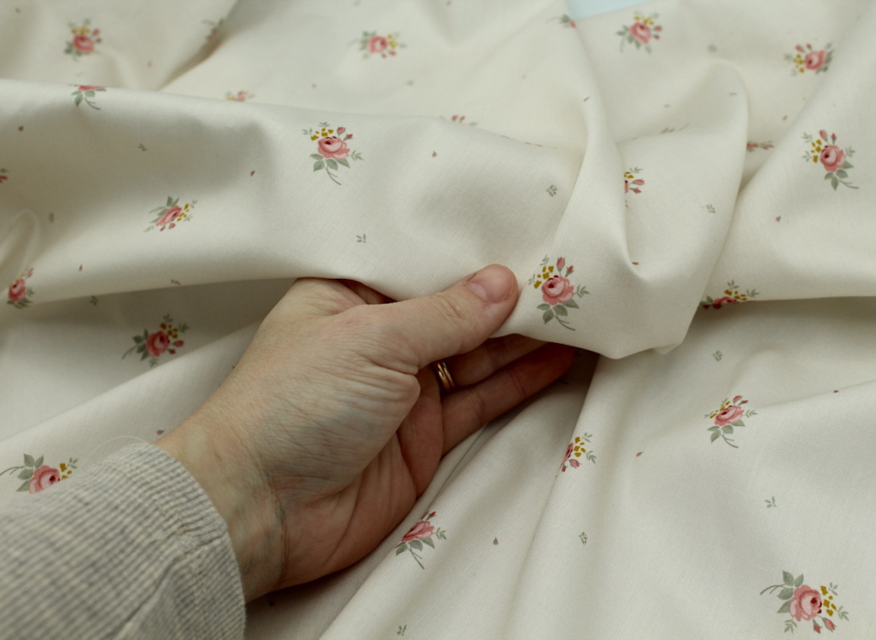 Coton satiné motif Lily exclusif Batikou fond crème