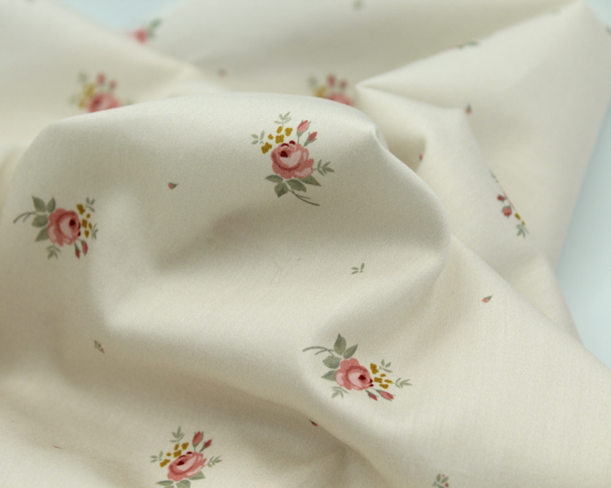 Coton satiné motif Lily exclusif Batikou fond crème