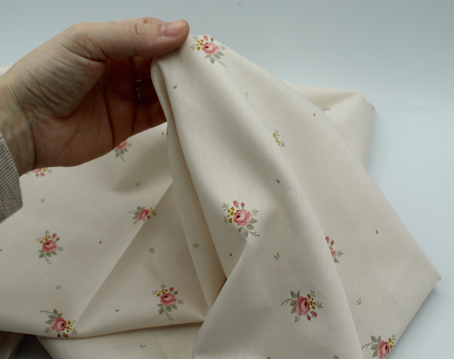 Coton satiné motif Lily exclusif Batikou fond crème